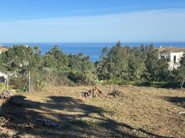 Terreno urbano de 884 m² con vistas al mar en Manilva - foto 2