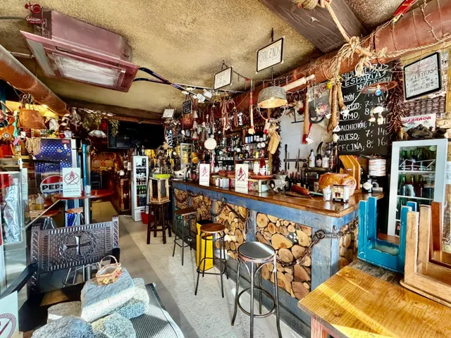 Bar Restaurante con 128m2 distribuidos en planta comercial de 98m2 más almacén de 30m2, ofreciendo una distribución cómoda, funcional y muy eficiente para el desarrollo de la actividad h — 4