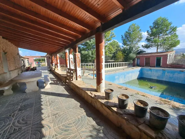 FINCA RURAL CON 4 VIVIENDAS Y NAVE — 32