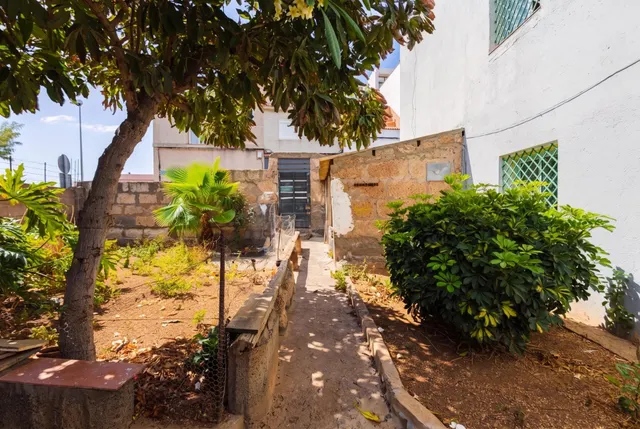 CASA UNIFAMILIAR CON TERRENO URBANO Y GRANDES POSIBILIDADES EN OFRA — 45