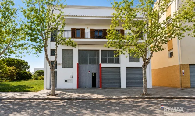 Girona, Domeny | Gran Oportunidad: Edificio de 702 m2 con Taller, Vivienda y Patio — 8