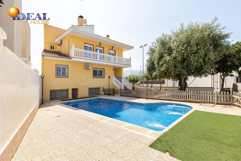 Amplio Chalet con piscina, pista deportiva y vistas en Ogíjares.