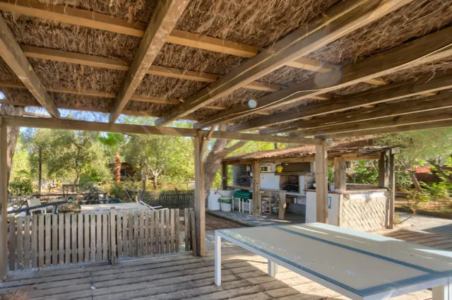 Chalet independiente de una planta con apartamento, piscina y parcela urbana de 2.800 m2 — 8