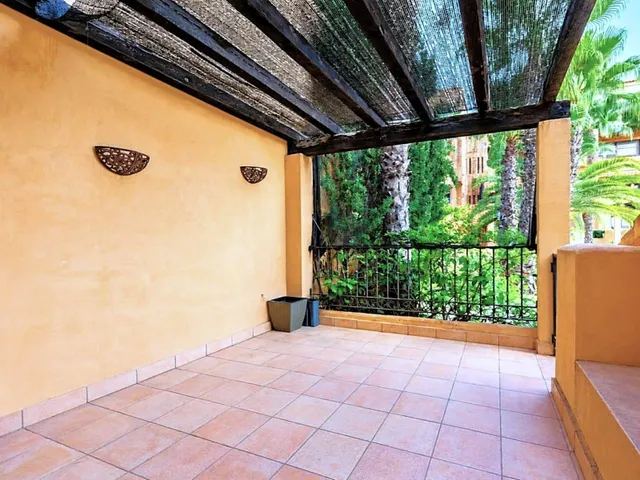 Magnífica y espaciosa casa adosada de 4 plantas (aprox. 176 m2). Varias terrazas y gran zona de piscina comunitaria. Cerca de campos de golf, La Zenia Boulevard, y a poco más de 5 km de las playas. — 40