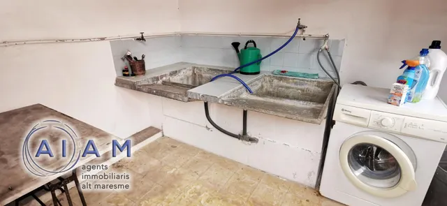 Edifidio con local y vivienda dúplex en carrer Església — 33