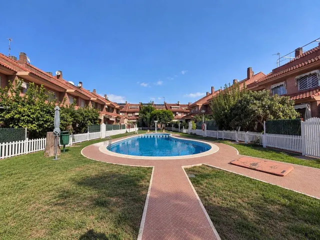 Adosado en venta en Barrio Divina Pastora – Tómbola