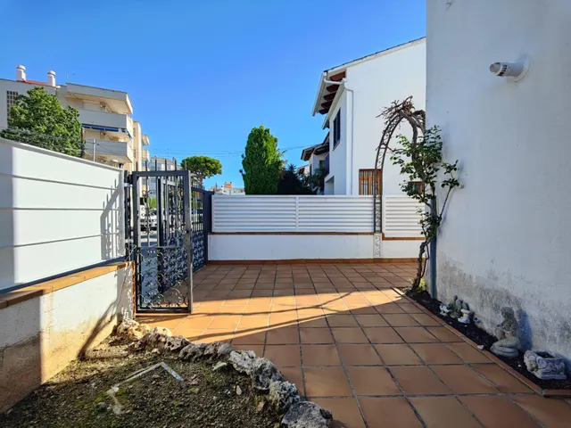 Casa adosada en Calafell de 3 habitaciones y gran jardín cerca del tren — 35