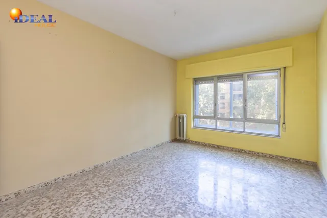 Piso en esquina con terraza y vistas a Plaza Mariana Pineda, Granada — 22