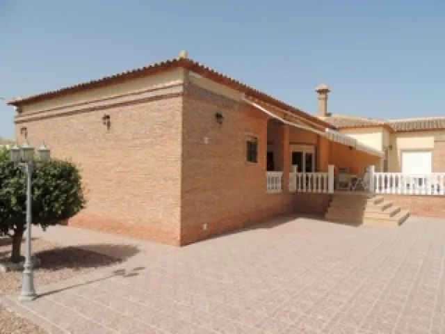 CHALET DE LUJO CON MUY BUENA ORIENTACION EN LUGAR MUY TRANQUILO — 6