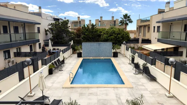 Apartamento de lujo a pasos de la playa con vistas al mar y pisicna comunitaria con  parking y trastero — 23