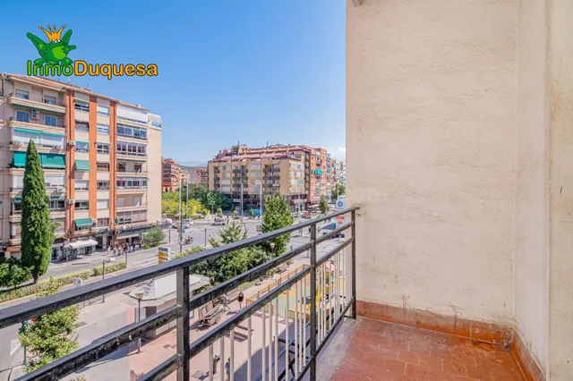 Piso de 4 Dorm. en Camino de Ronda. Para REFORMAR. — 2
