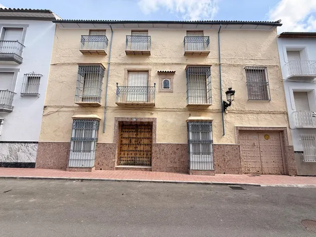 Casa señorial con gran fachada y patios en Aguilar de la Fro