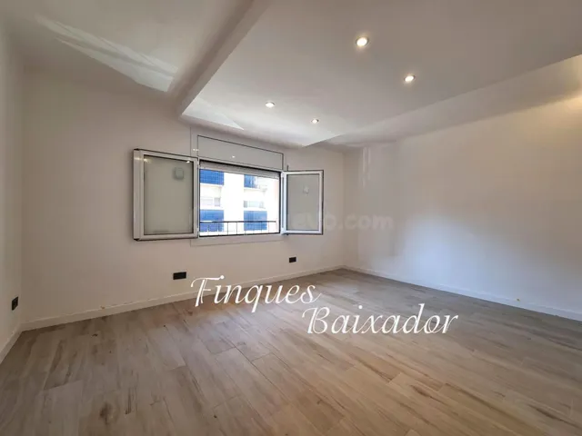 ¡FINQUES BAIXADOR PRESENTA ESTE PISO DE 2 HABS. CON 2 BAÑOS EN EL CASC ANTIC ¡ — 4