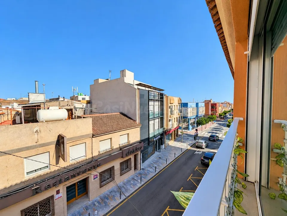 LUZ, AMPLITUD Y COMODIDAD EN PLENO CENTRO DE ALHAMA DE MURCIA.