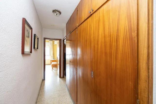 Camino de Ronda. Piso en planta alta con 5 dormitorios, garaje y trastero, calefacción central. — 25