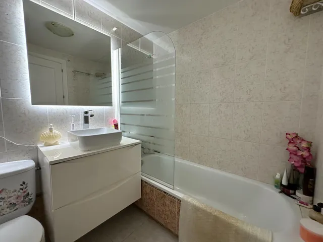 Amplio Piso de 140 m2 en Marbella con Garaje, Trastero y Terraza — 7
