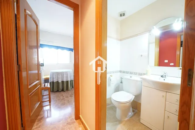 Chalet adosado con buhardilla en ciudad jardín de Alicante: garaje para 4 vehículos, terraza de 30m2 y piscina — 24