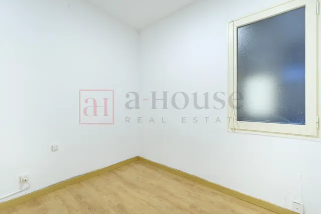 PISO PARA ENTRAR A VIVIR CON EXCELENTE UBICACIÓN EN SAGRADA FAMILIA — 32