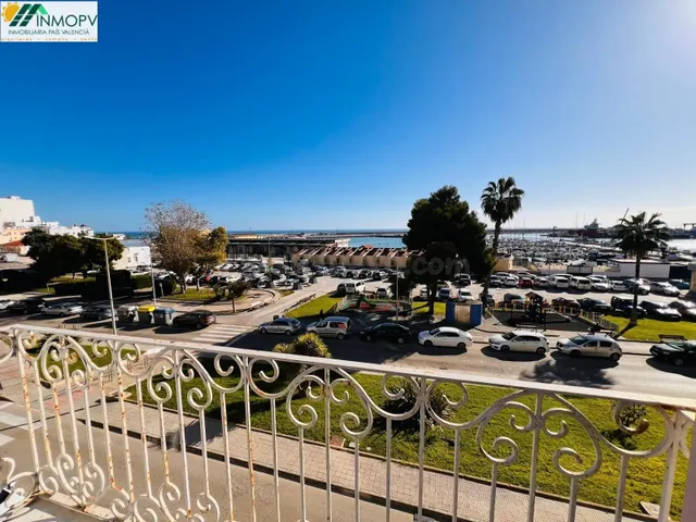AMPLIA Y BONITA VIVIENDA DE 4 DORMITORIOS EN FRENTE DEL MAR! - foto 2