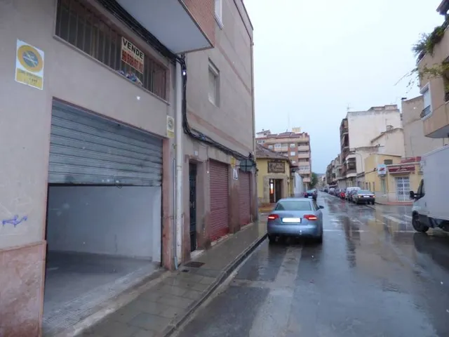 Local de 90 m2 diáfano, con un cuarto de aseo, un cierre. — 3