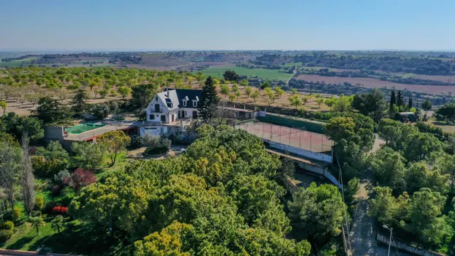 Finca rústica singular en parcela de 2.296 m2 con piscina, amplio garaje y pista de tenis. — 5