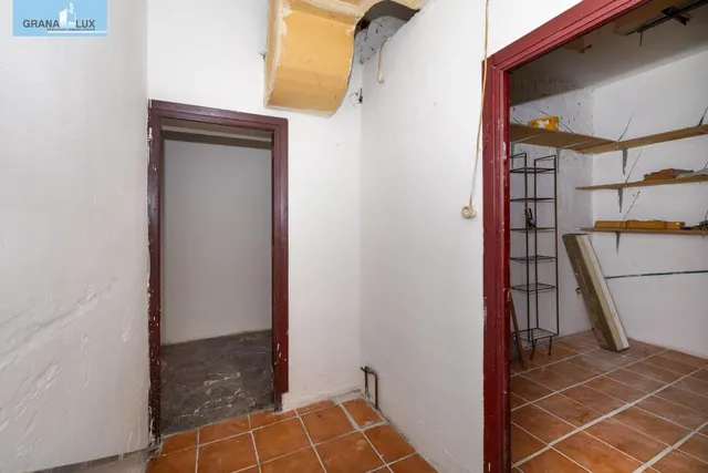 Local comercial junto a calle Alhamar. Ideal para oficina, despacho o almacén. Muy económico — 7
