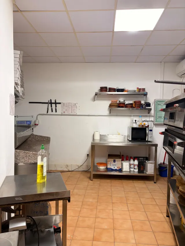 TRASPASO DE PIZZERÍA EN TORREVIEJA · LOCAL REFORMADO CON TERRAZA Y AMPLIA COCINA EQUIPADA — 15