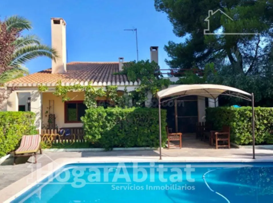 CHALET CON PISCINA, TERRAZA, GARAJE Y BARBACOA