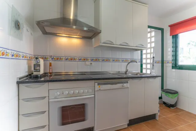 APARTAMENTO EN ALHAURIN GOLF CON TERRAZA CON BUENAS VISTAS, PARKING Y PISCINA Y JARDÍN COMUNITARIO — 8
