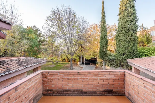 chalet independiente con la mejor parcela en la prestigiosa  urbanización de el serrallo — 45