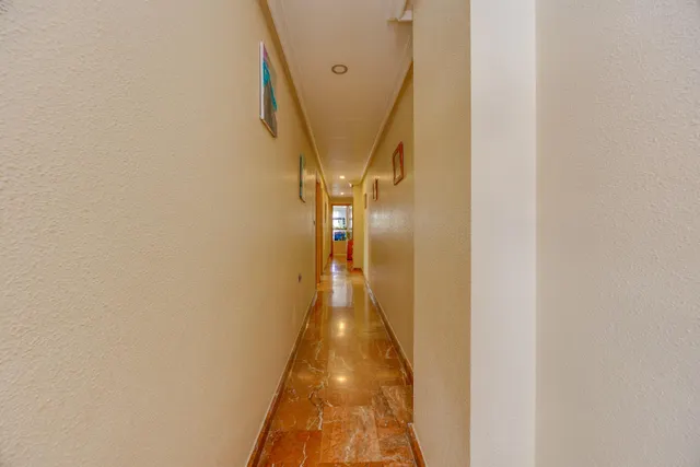 Amplio piso con 4 dormitorios, terraza y garaje en el centro de Torrevieja — 23