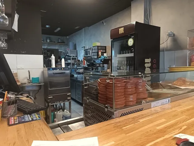 SE ALQUILA Y TRASPASA BAR MONTADO — 22