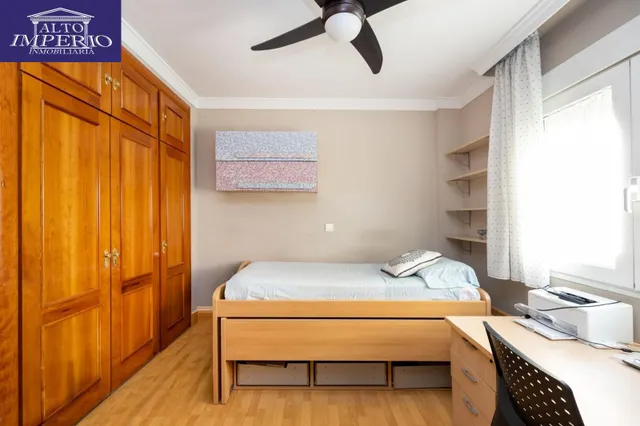 AMPLIA CASA ADOSADA DE 241 m2 CON 4 DORMITORIOS, GARAJE, SÓTANO, PATIO Y TERRAZAS — 10