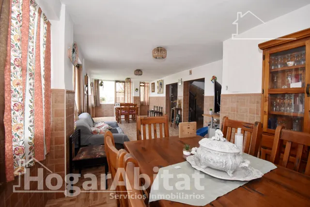CHALET RÚSTICO CON PISCINA, TERRAZA Y PARKING — 48