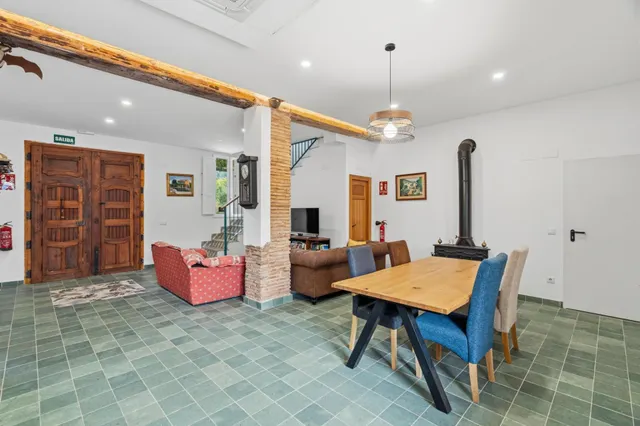 Finca rústica con vivienda reformada, piscina y cultivo ecólógico — 8