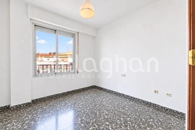 Piso con gran potencial de reforma en ruzafa – 4 habitaciones y 2 balcones — 18