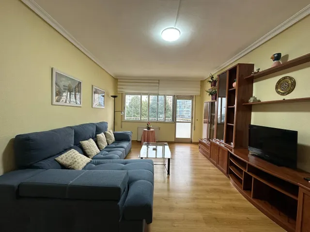 Amplio piso de 4 habitaciones con terraza y garaje en Rúa Erin (Zona Sur) — 11