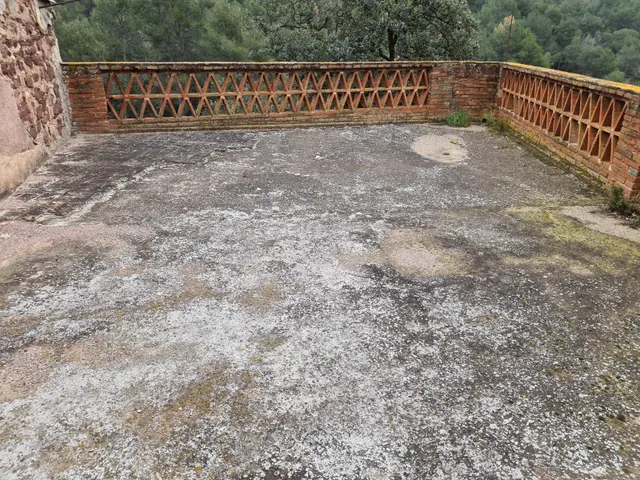 Masia de unos 570 m2 para reformar y reforzar estructuralmente con 470.000 m2 de terreno — 14