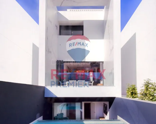 Una nueva y preciosa villa, en una urbanización privada exce