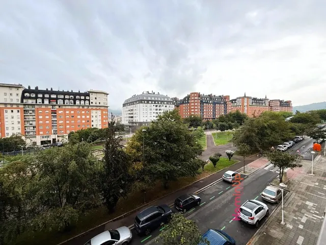 Se Alquila Amplia vivienda de 3 dormitorios y garaje directo - foto 2