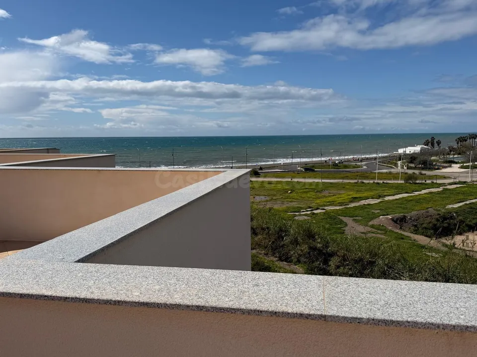 ático en venta. Con terraza 15 m2 y solarium 40 m2 con vista al Mar.