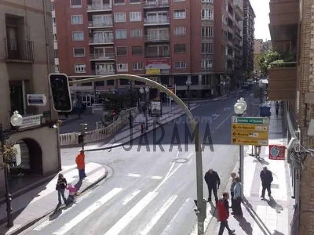 Entreplanta comercial en Avenida Zaragoza - foto 2