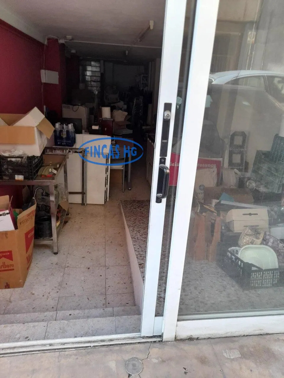 Local comercial situado en el barrio de Los Ángeles, a pocos metros de la Avenida de Teulada.