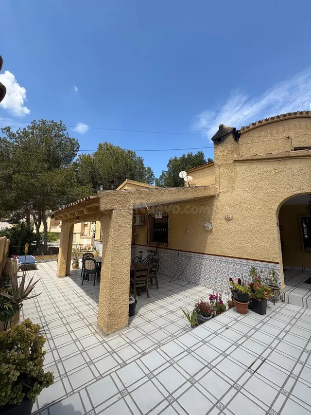 CHALET EN ORIHUELA COSTA CON GRAN PARCELA Y PISCINA PRIVADA - foto 4
