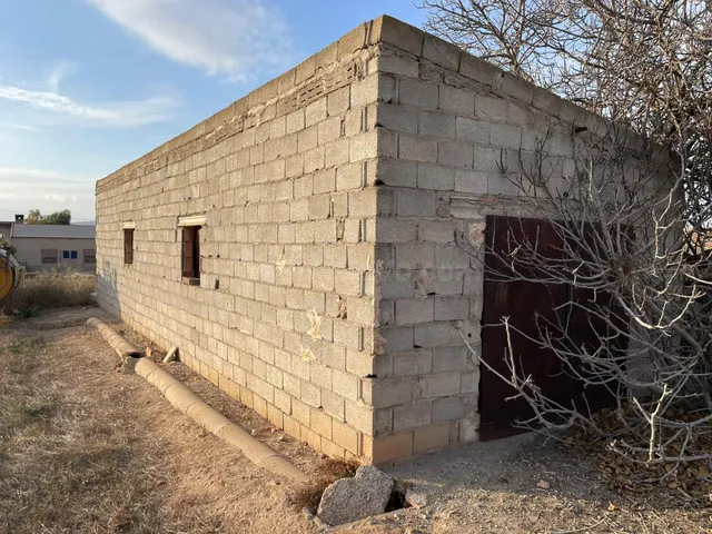 Parcela de 5500 m2 con almacén declarado de 70 m2. — 3