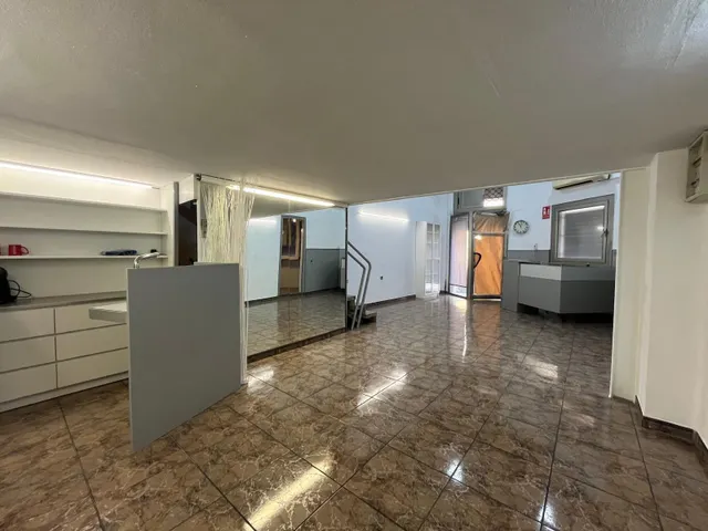 LOCAL COMERCIAL CON ALTILLO SITUADO EN ZONA  DR. PUJADES — 14