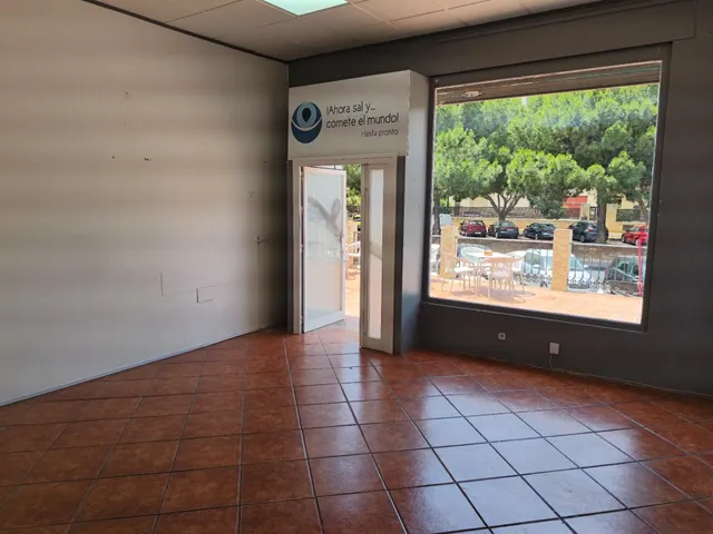 EN EXCLUSIVA LOCAL EN VENTA EN AVENIDA MOLIERE, MALAGA — 28