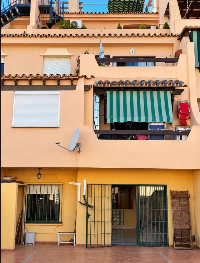 OPORTUNIDAD EN BEL-AIR · BAJO DE 3 DORMITORIOS, 2 BAÑOS, GRAN TERRAZA Y PISCINAS · 2 — 9