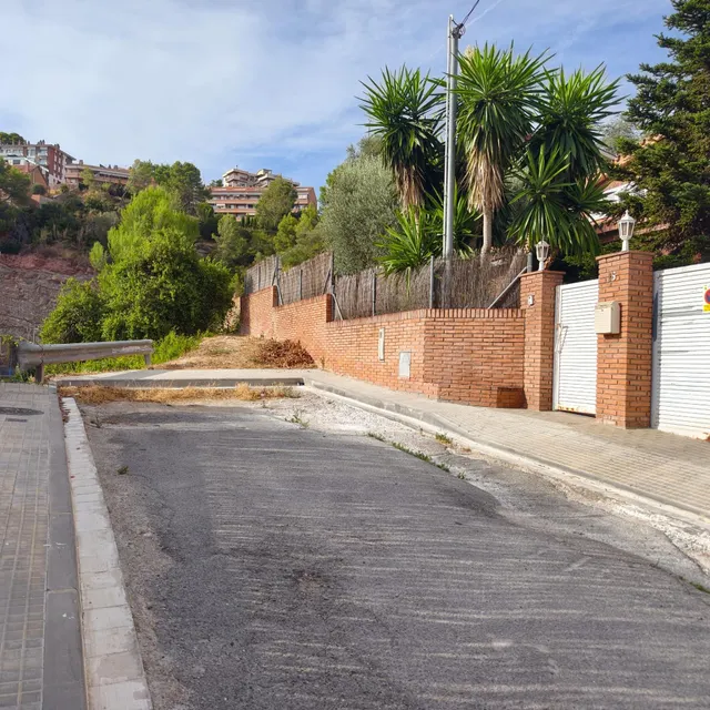 SE VENDE CASA INDEPENDIENTE CON PISCINA CON VISTAS EN CORBERA DE LLOBREGAT BARCELONA — 30