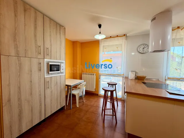 ESPECTACULAR CHALET ADOSADO CON JARDÍN PRIVADO, ÁTICO Y GARA